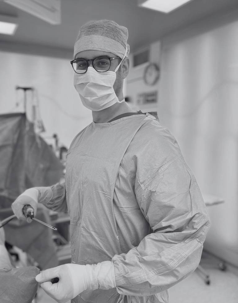 Mann in OP-Kleidung mit Haube Maske Brille und Handschuhen hält Instrument im Saal: Alejandro Marti, Facharzt für Plastische und Ästhetische Chirurgie, BONITAS Nürnberg
