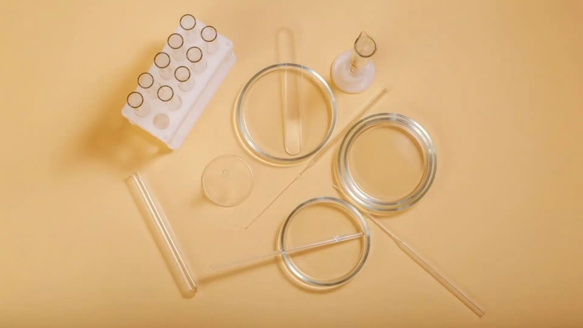 Material de laboratorio de vidrio sobre fondo beige, imagen simbólica sobre Causas del lipedema en BONITAS Núremberg