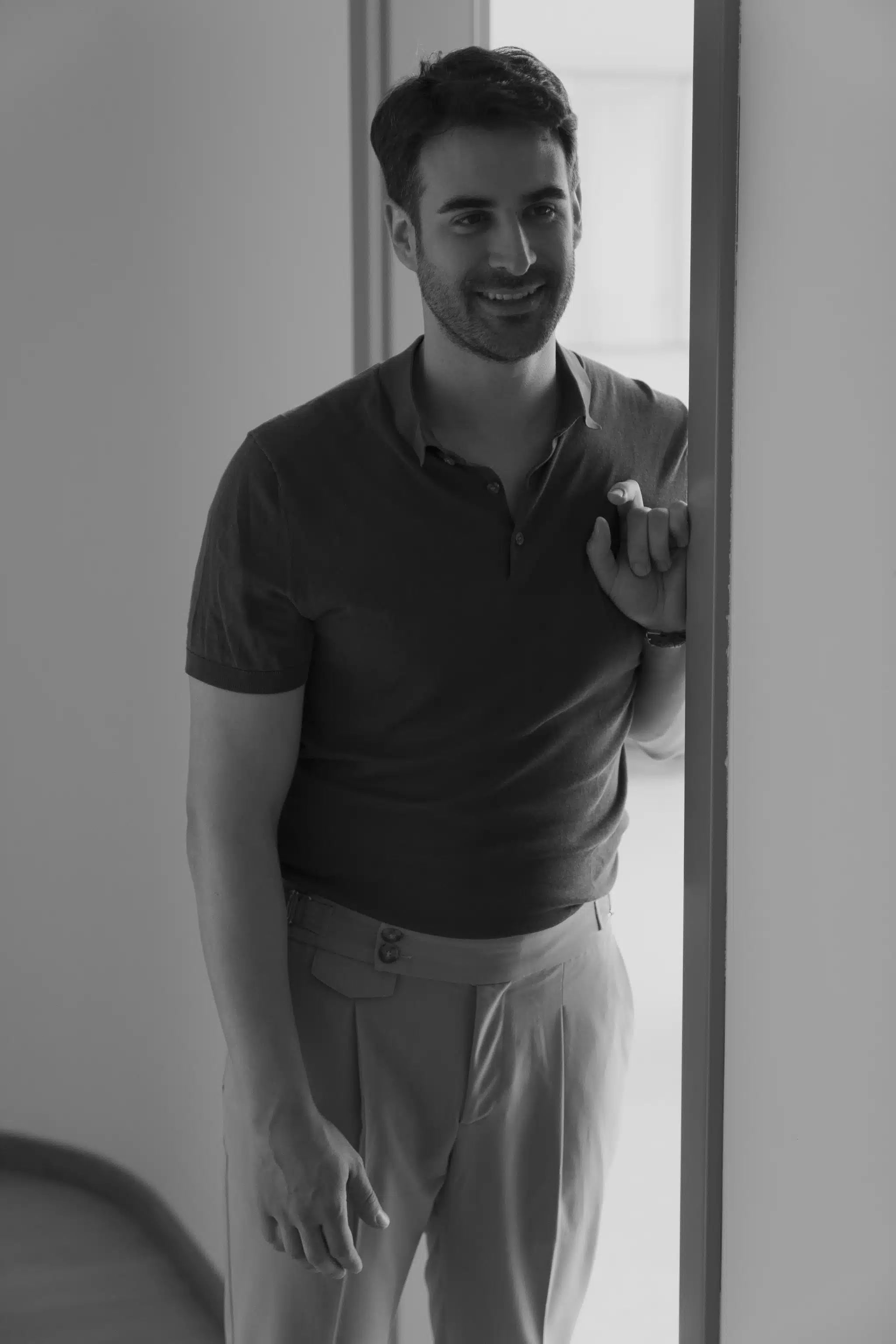 Hombre con polo oscuro y pantalón claro sonríe en el marco: Alejandro Marti, especialista en cirugía plástica y estética, BONITAS Núremberg